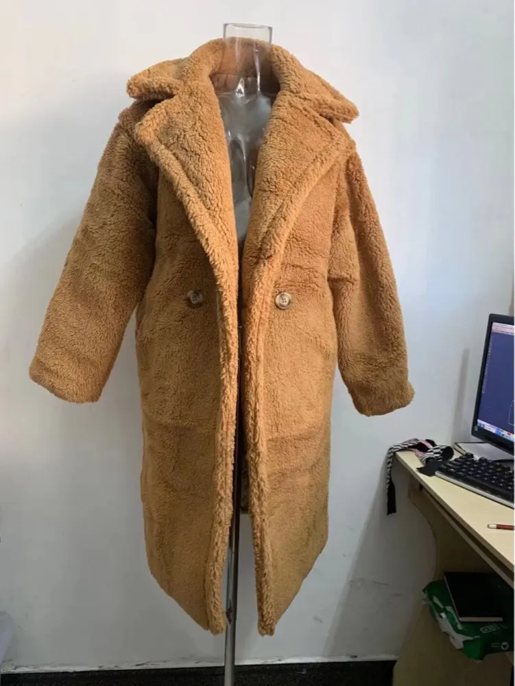 Женское пальто с карманами зимнее длинное теплое из искусственного меха мишки