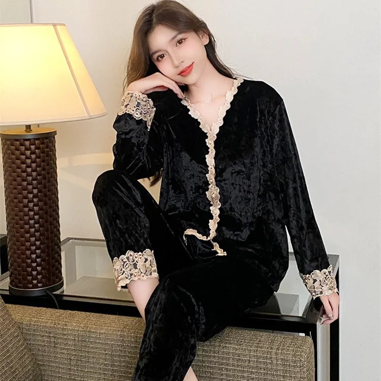 

Пижама женская велюровая с V-образным вырезом и длинным рукавом