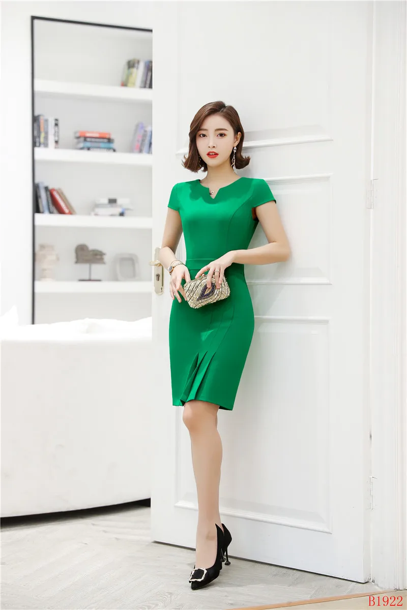 Женское офисное платье с коротким рукавом зеленое облегающее в офисном стиле