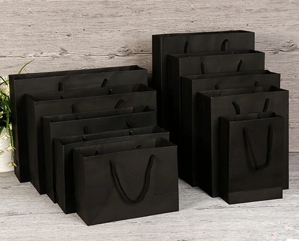 Подарочный пакет из черной бумаги с бесплатной печатью и монохромным логотипом