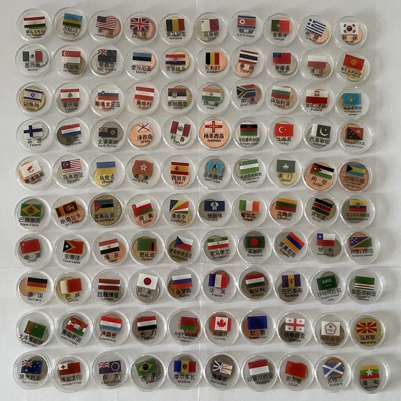 Монеты из 100 разных стран упакованы в красный пакет для подарочной коллекции