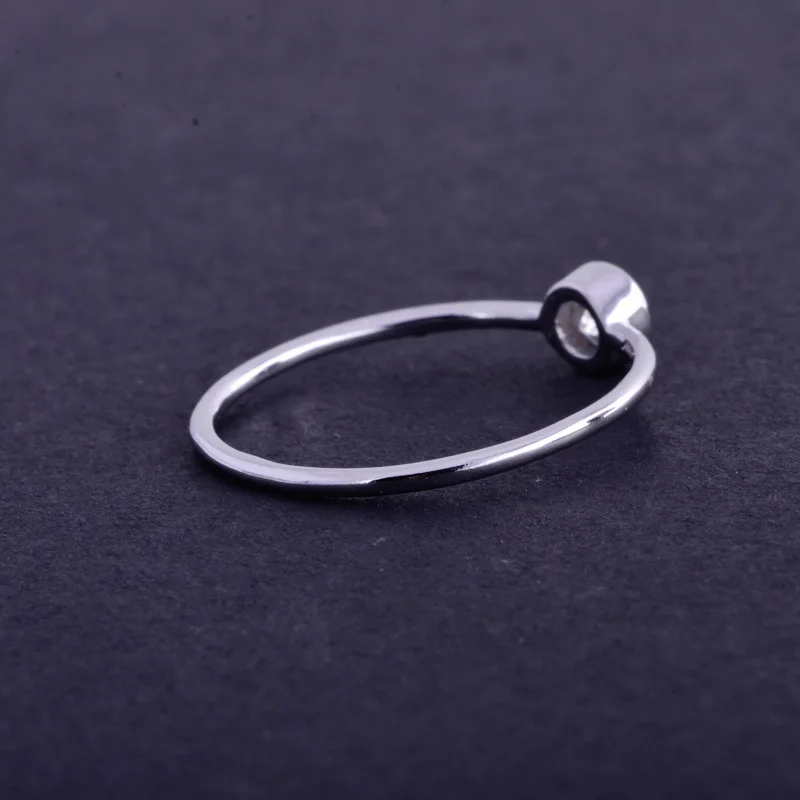 Женское кольцо из серебра 925 пробы с муассанитом |