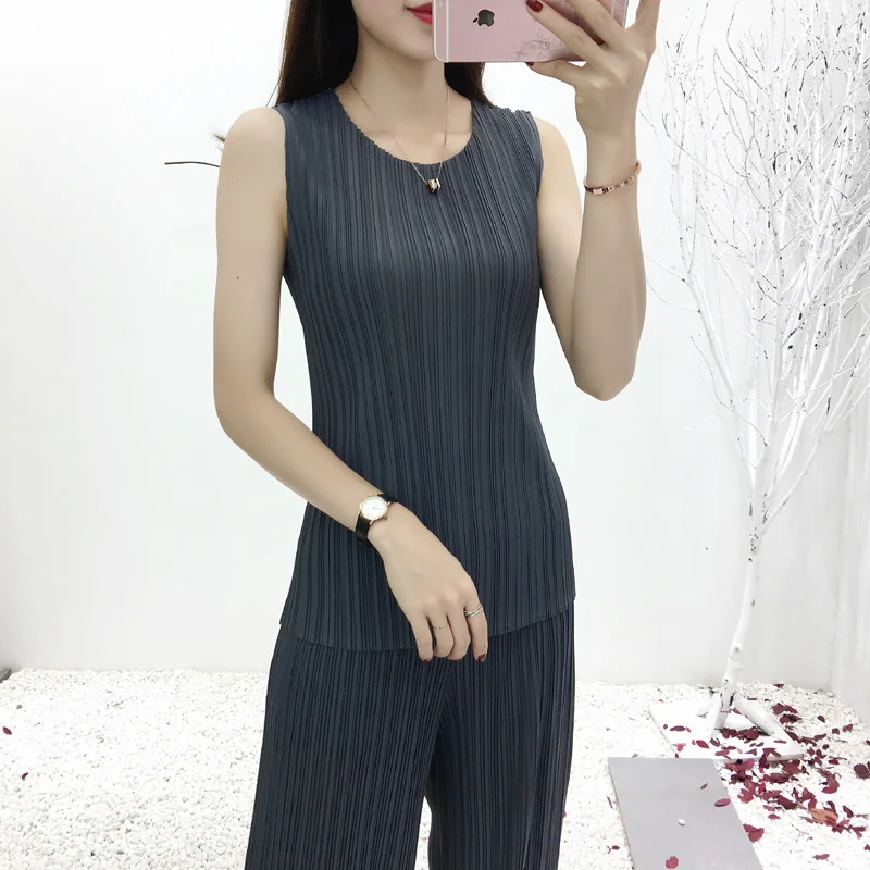 

Women T-shirt Sleeveless Round Neck Pleated Elastic Light Shirts Solid Color Female Fashion Tide Summer 2022 New U024