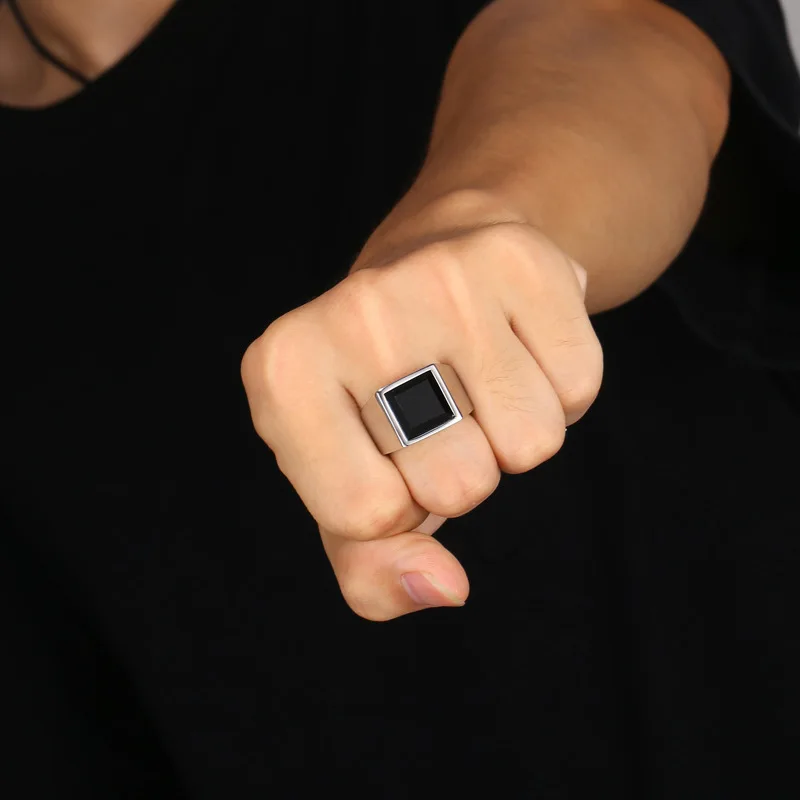 Мужское байкерское кольцо с черным камнем квадратное из нержавеющей стали