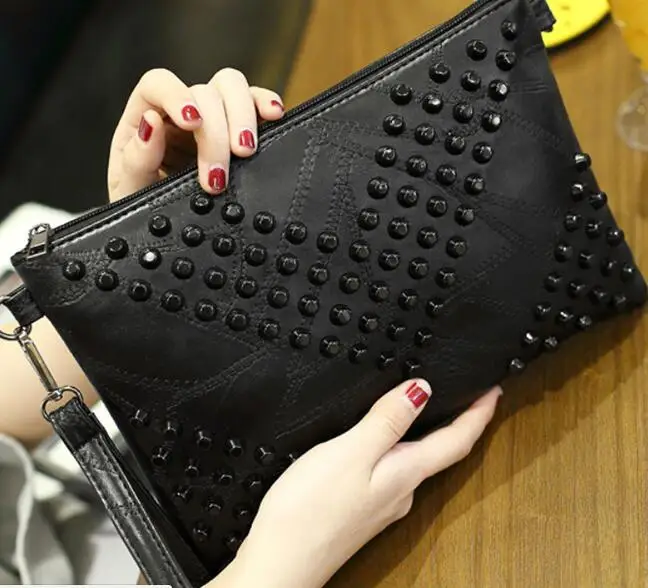 2020 New European and American Trend Handbag Personality V-shaped Studded Shoulder Messenger Bag Women | Багаж и сумки