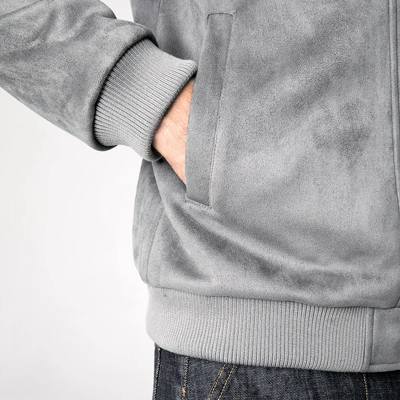 Мужская замшевая куртка серого цвета с карманами на молнии Модная приталенная