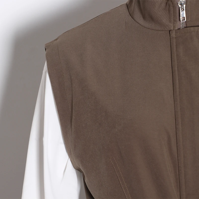 Женский комбинезон с завышенной талией цветными блоками без рукавов и белым