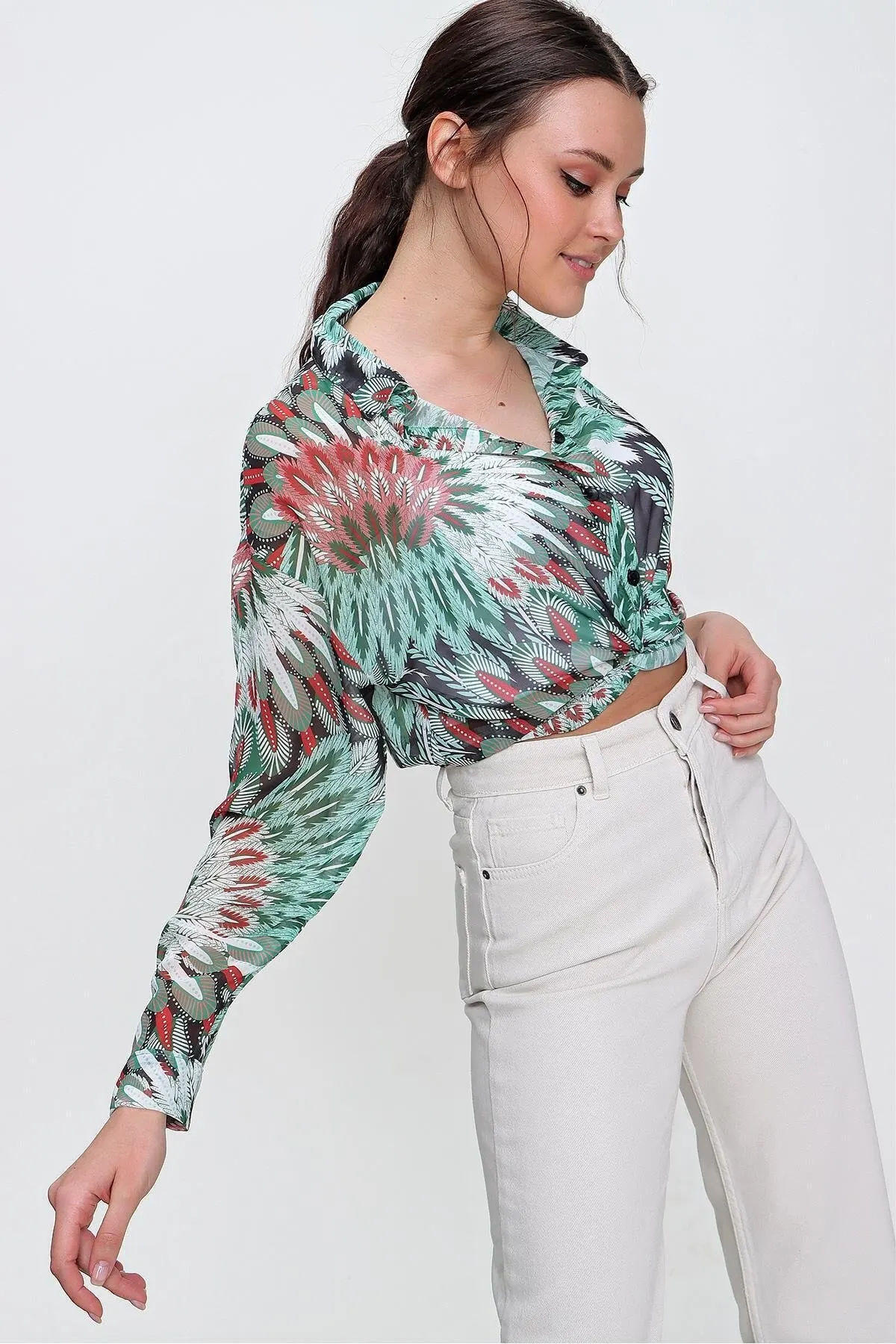 

Женская детализированная шифоновая рубашка с женским зеленым поясом