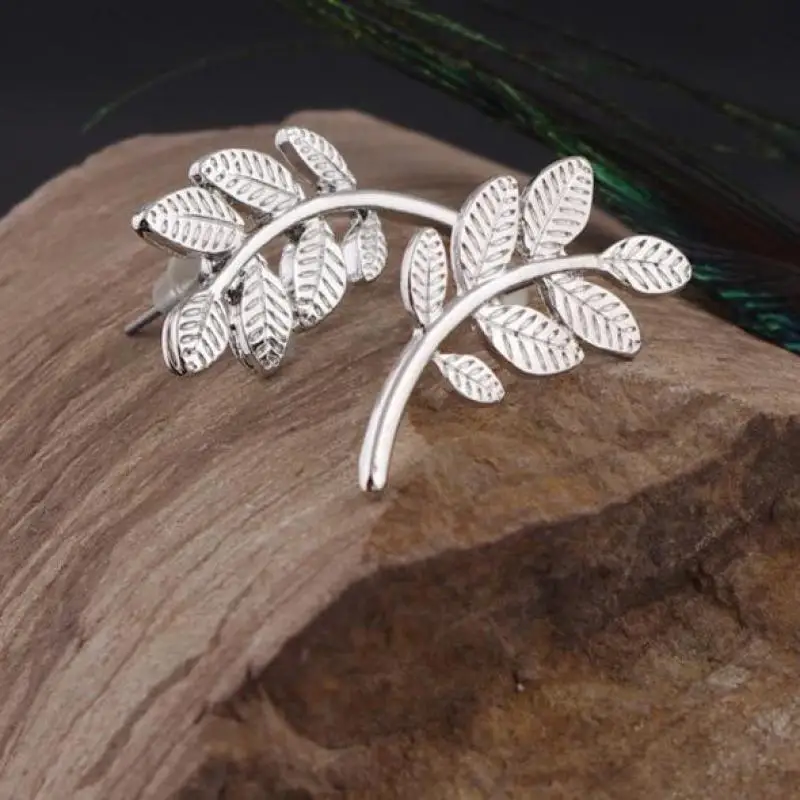 

Женские серьги-гвоздики в виде листьев