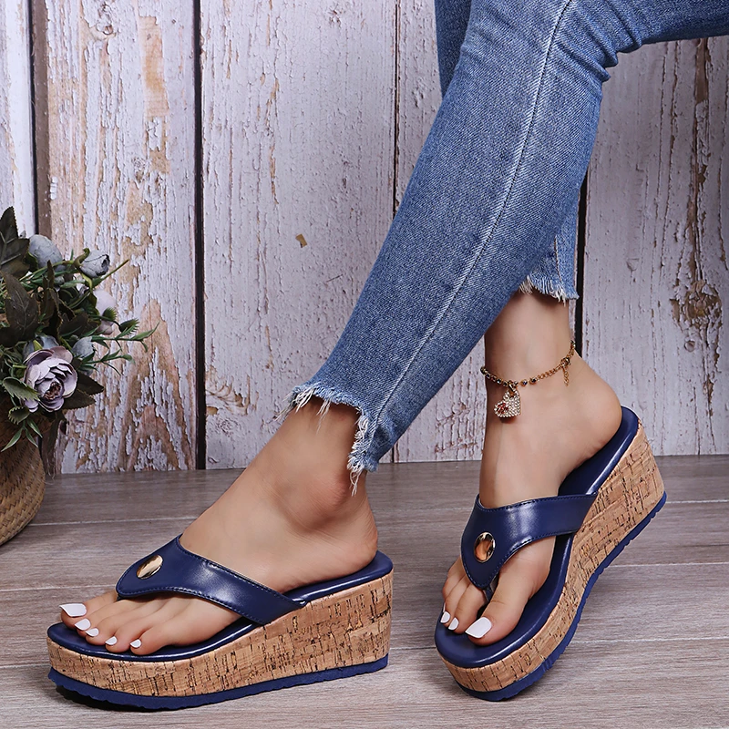 

VMTI 2021 Summer New Metal Decorative Flip-Flops Solid Color Round Toe Platform Slippers Women's Fashion Outer Wedge Slippers