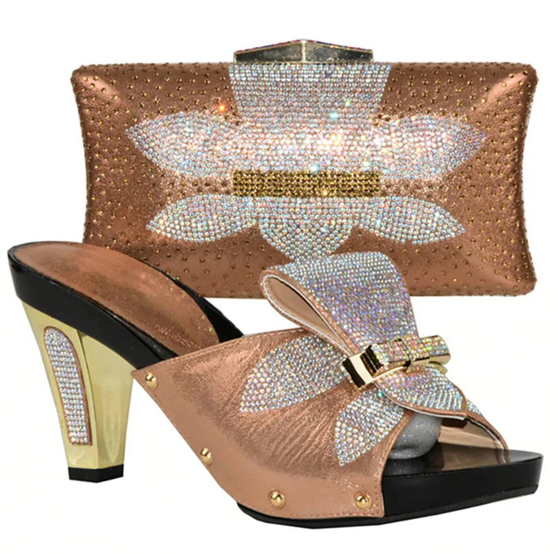 Женская модель итальянской обуви красного цвета с подходящей сумкой украшенной