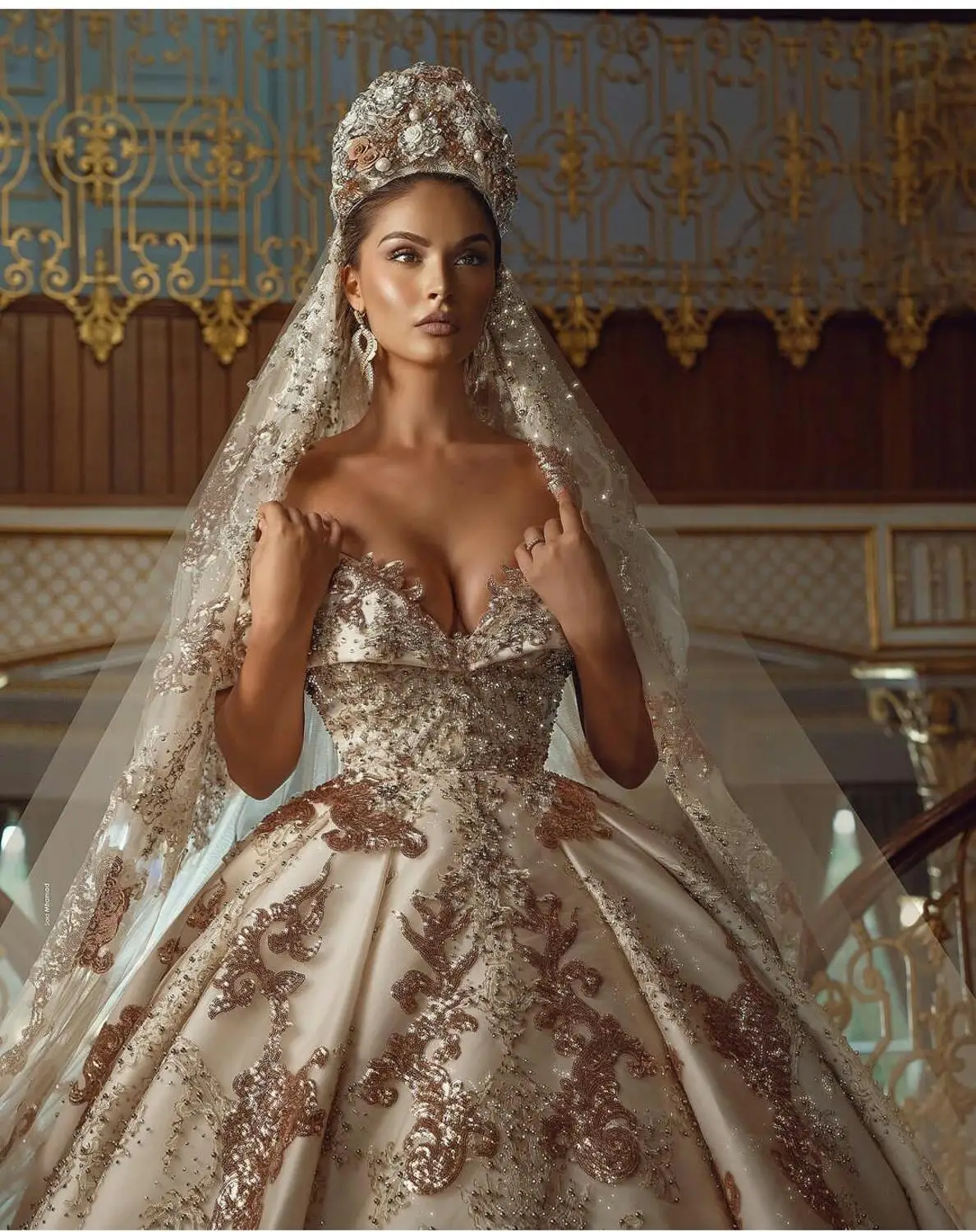 Женское свадебное платье со шлейфом It's yiiya белое кружевное с открытыми плечами