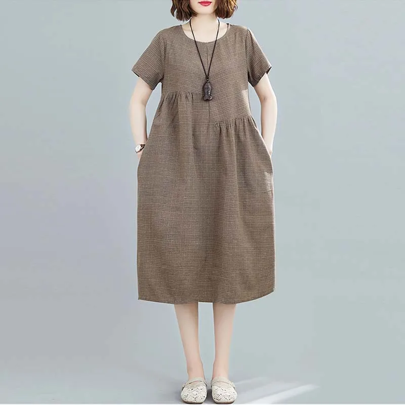 Женское длинное свободное платье в клетку с круглым вырезом и коротким рукавом |