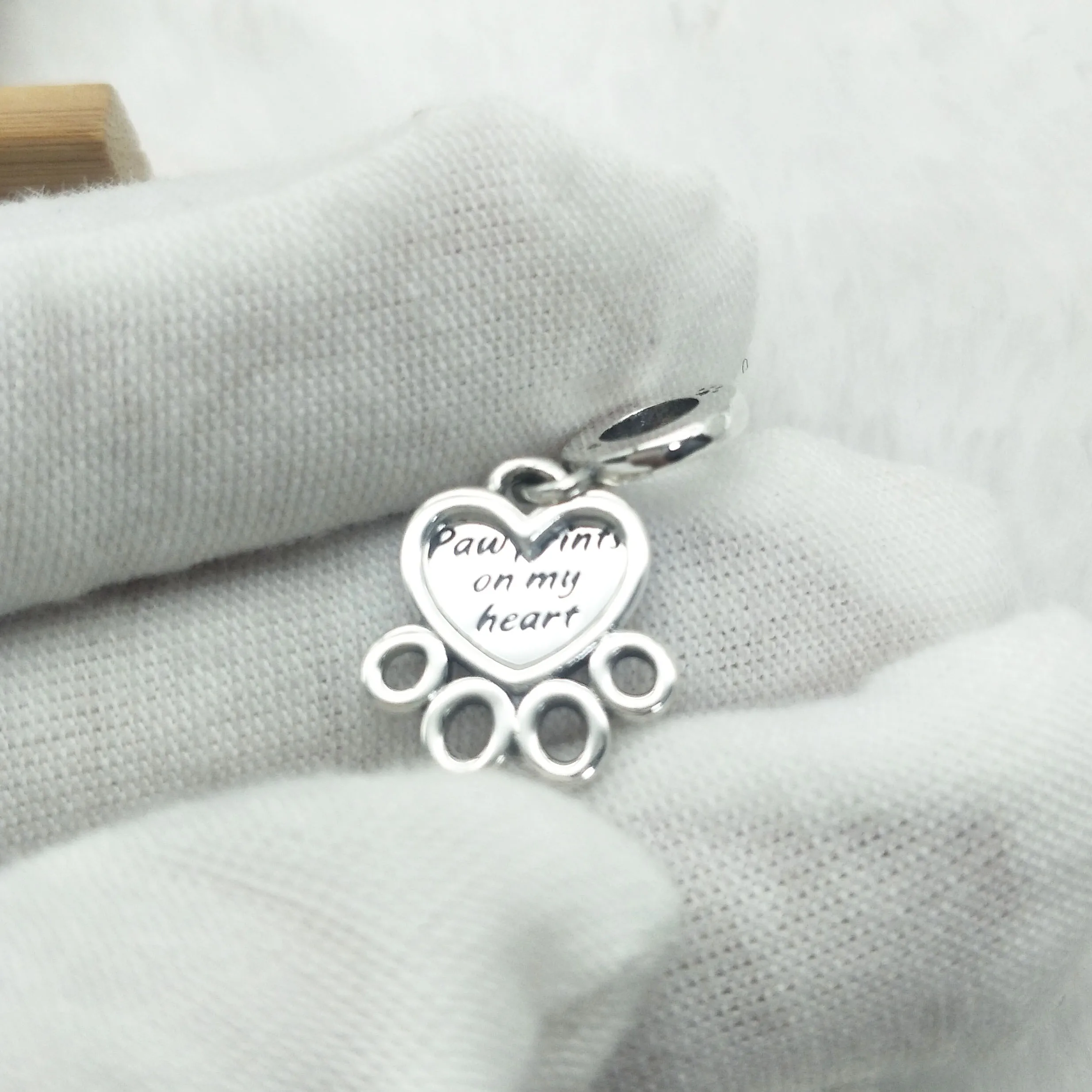 

Весенний свисающий Шарм с принтом в виде лап сердца 2021 для любителей животных этот шарм выигрышит ваши сердца