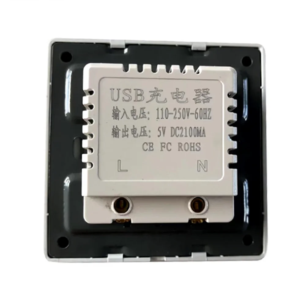 Белая настенная электронная розетка питания европейского стандарта с двумя usb