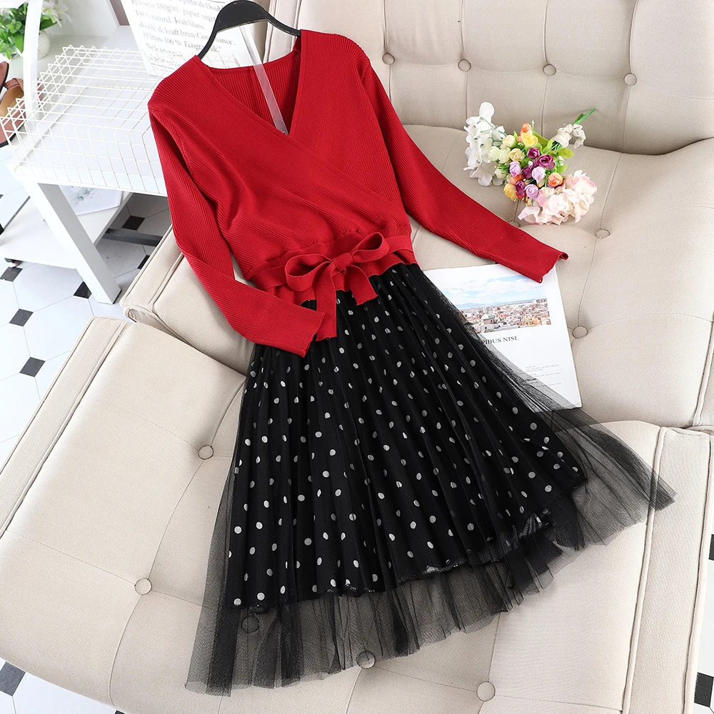 Женский комплект из двух предметов Однотонный свитер с поясом и юбка в горошек