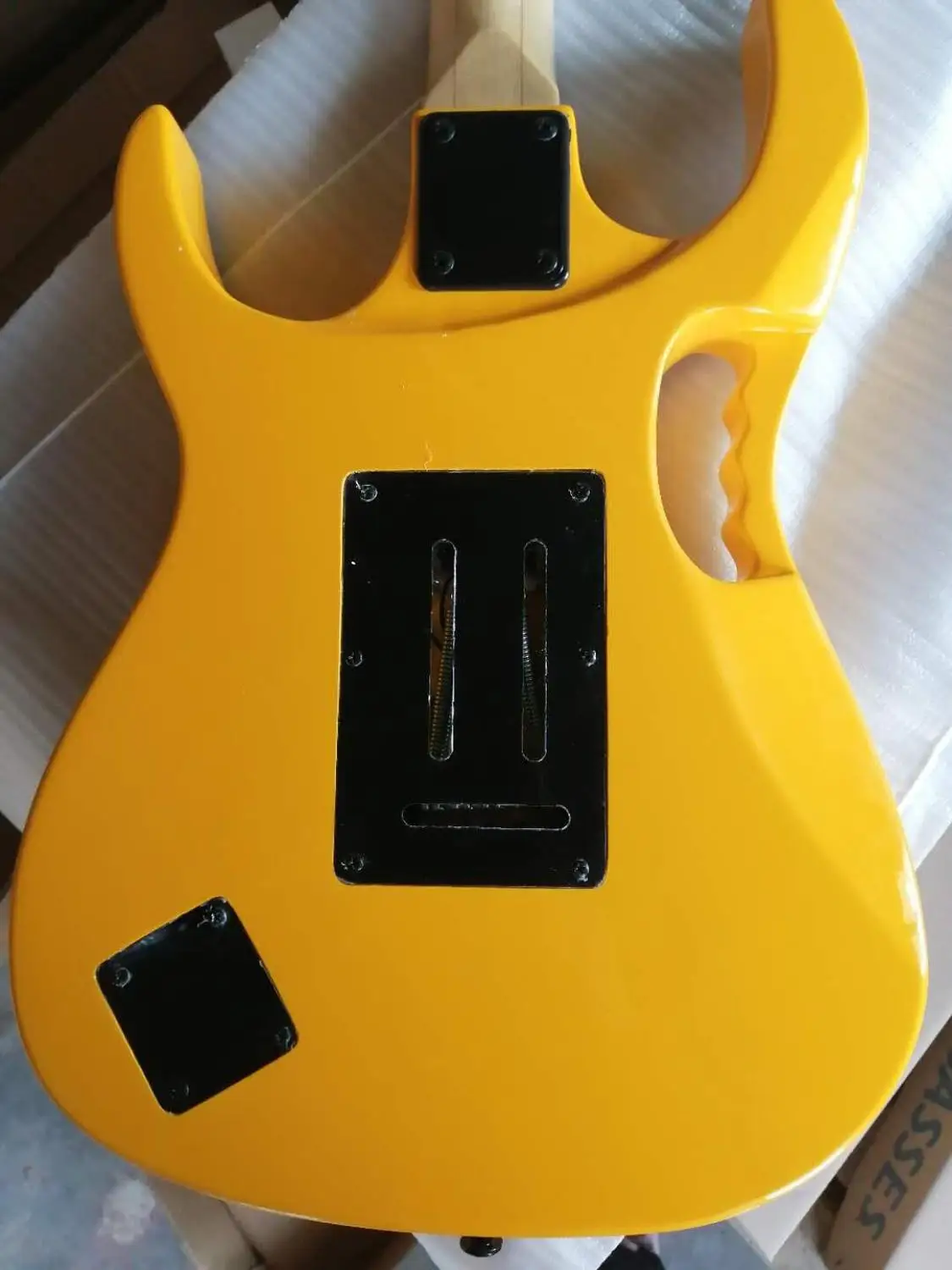 Новое поступление модель электрической гитары Ibanezrg с розовыми звукоснимателями