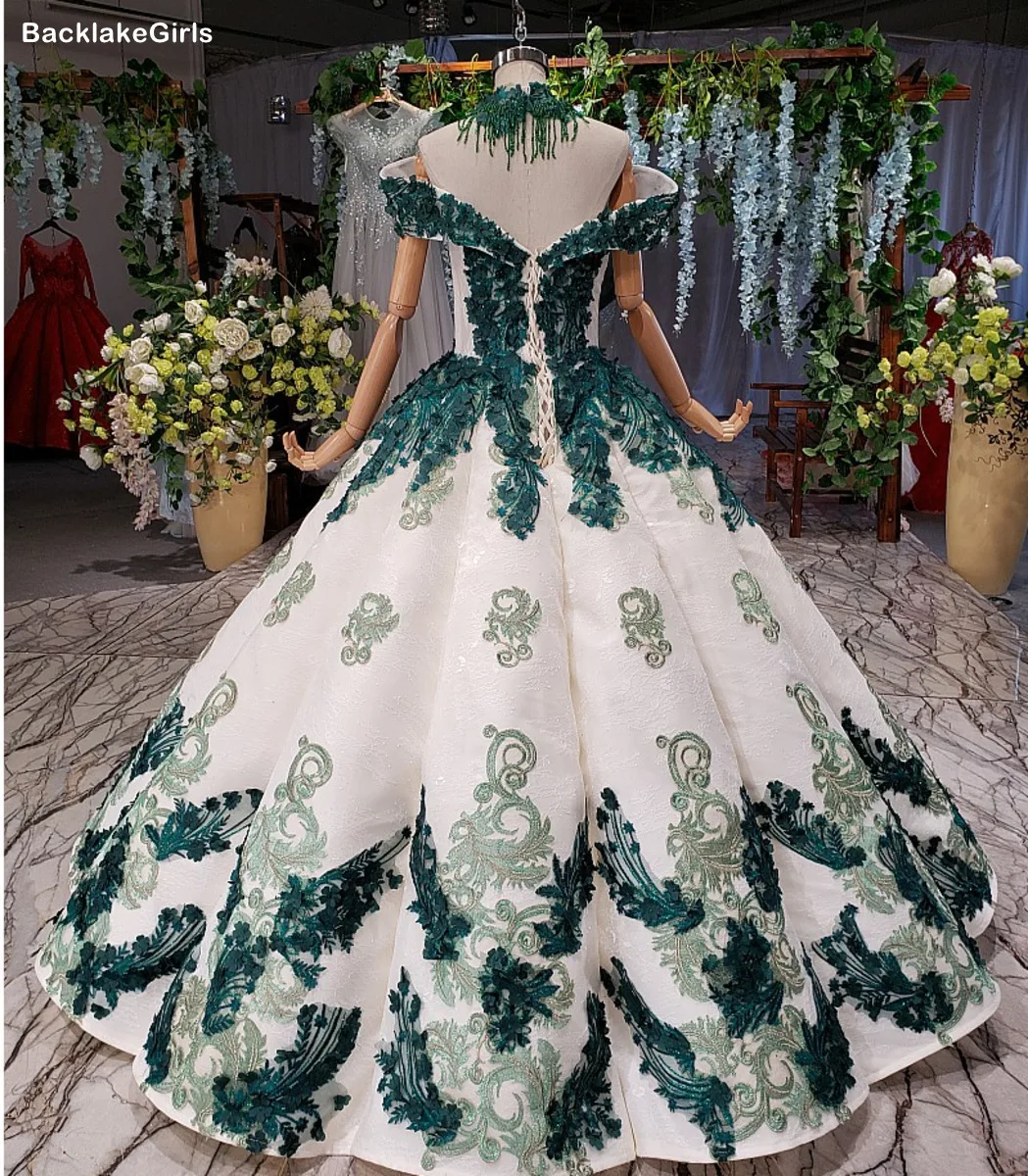 Пышное зеленое свадебное платье в пол с высокой горловиной и короткими рукавами