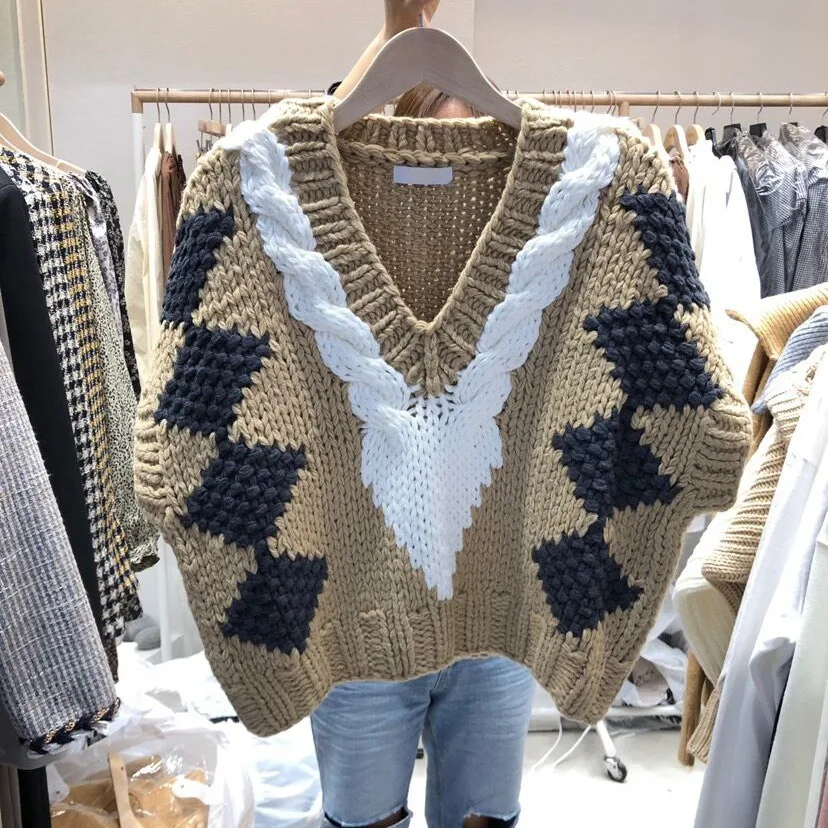

Korean Banqiu Women's Temperament V-neck Color Twist Short Versatile Knitted Vest Vest Casual Doll Collar Trumpet Sleeve Shirt