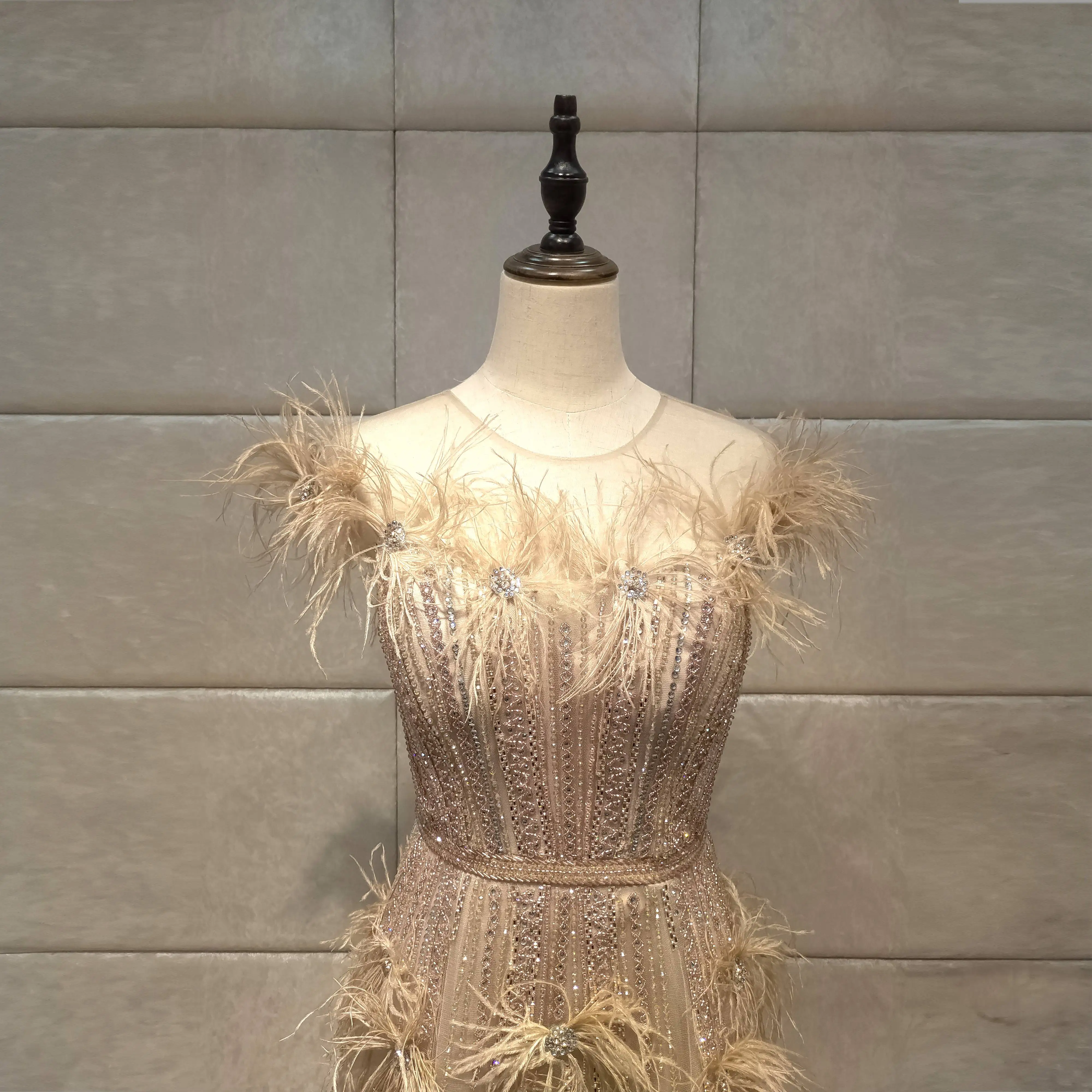 Характерные вечерние платья с перьями; Новинка года; vestido de noiva abendkleider robe de soiree; длинное платье