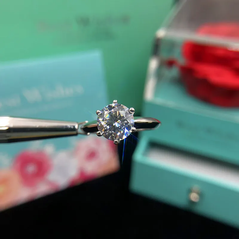 Кольцо из белого золота с муассанитом классическое ювелирное изделие