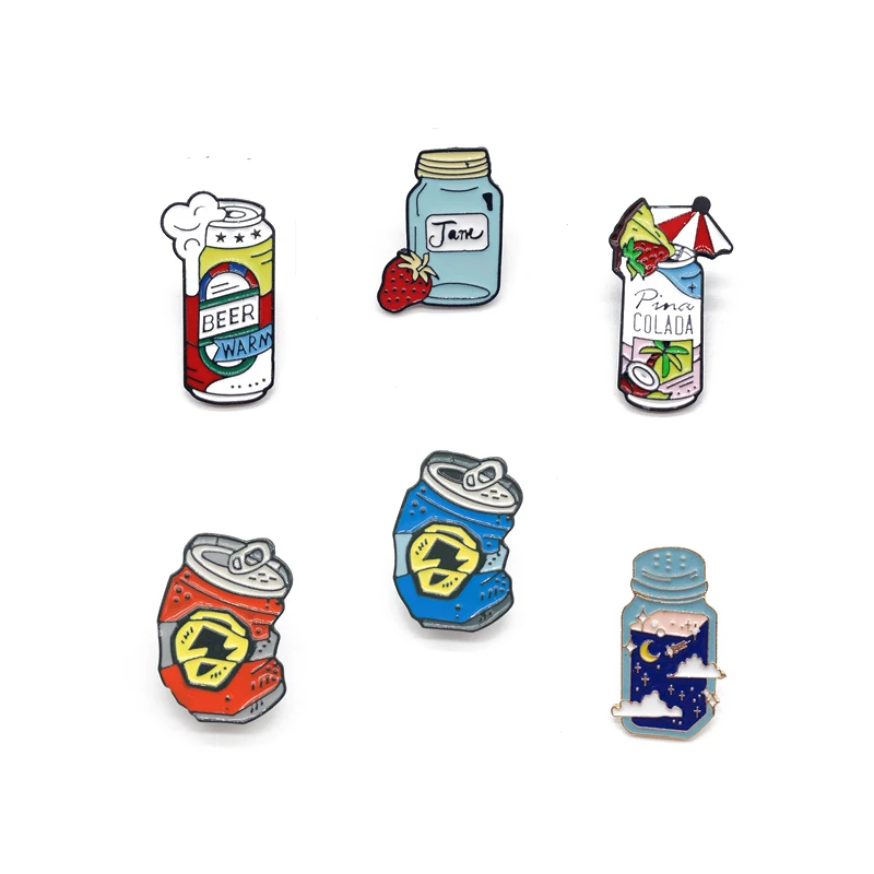 Эмалированная брошь в форме бутылки красного или синего цвета с клубничкой