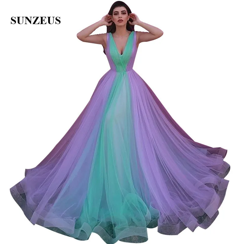 Вечернее платье с длинными рукавами и открытыми плечами цвета фуксии длина до