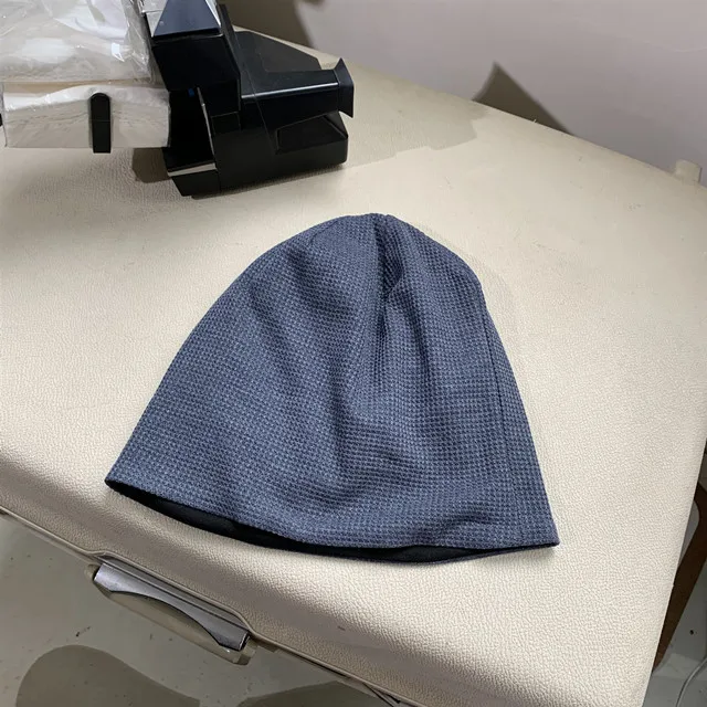 Женская однотонная вязаная шапка с подвернутым краем Осень зима 2021 тонкие