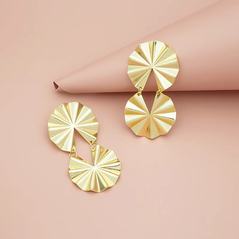 

Temperament And Fashion Geometric Large Earrings Personality And Versatile Fan-Shaped Pleated Folds Wave Metal Long Earrings