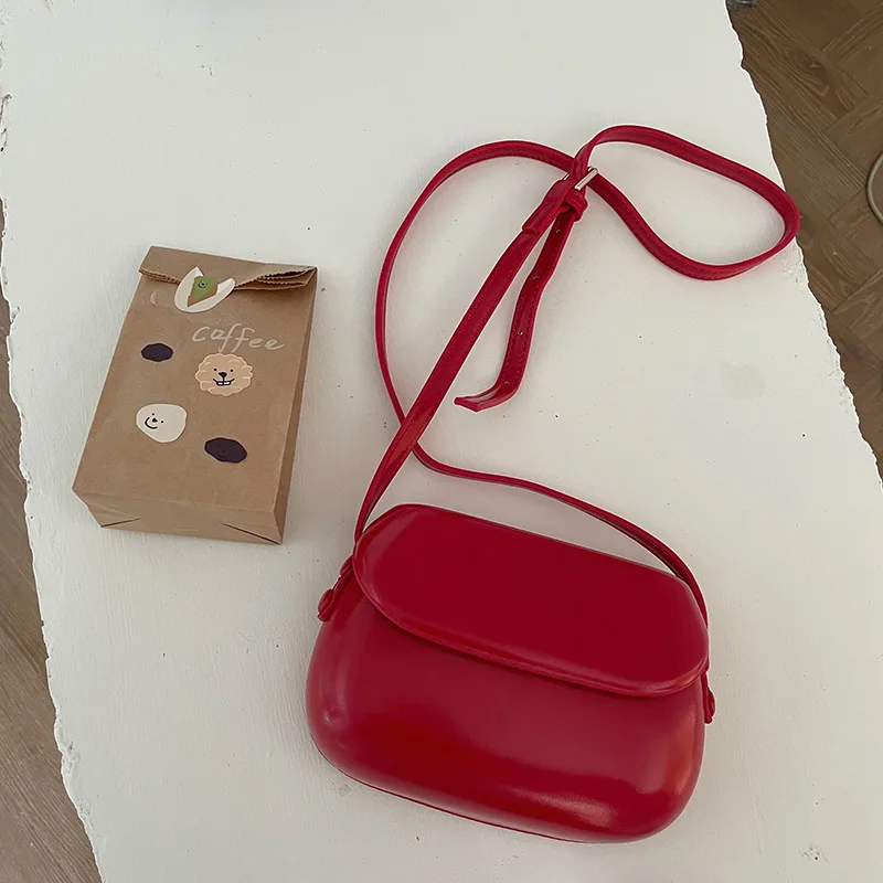 

2021 autumn and winter new Korean retro ins red saddle bag messenger small bag women's versatile simple mobile phone bag