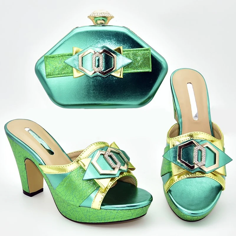 Новейший комплект из обуви и сумки золотистого цвета в итальянском стиле