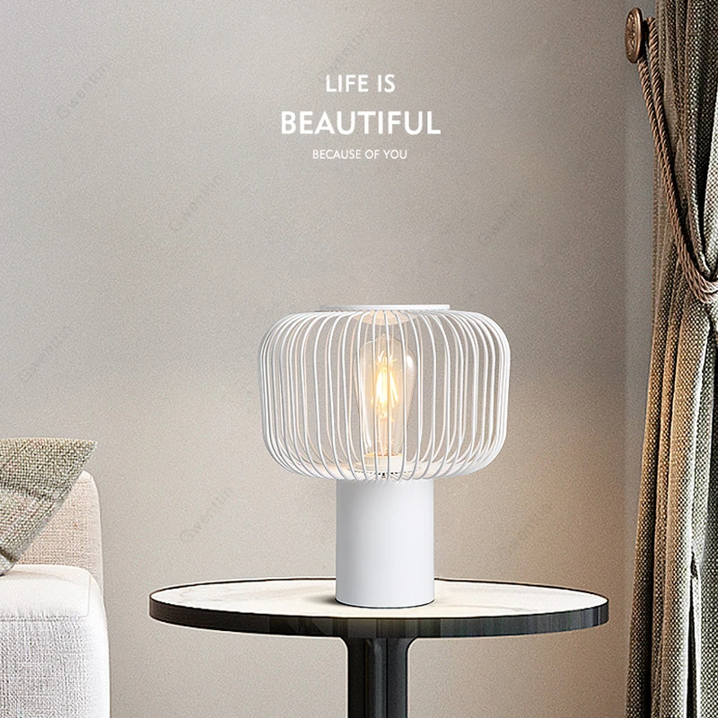 Настольная лампа в виде железной клетки скандинавском стиле прикроватный