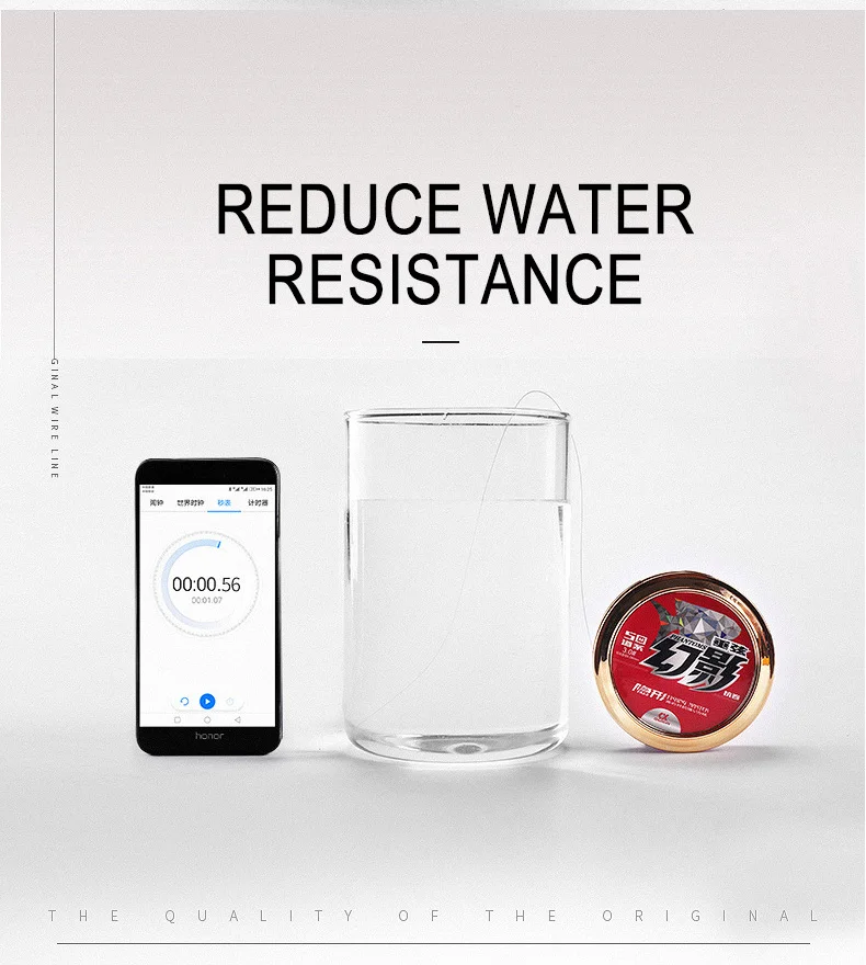 Un vaso de agua al lado de un teléfono celular