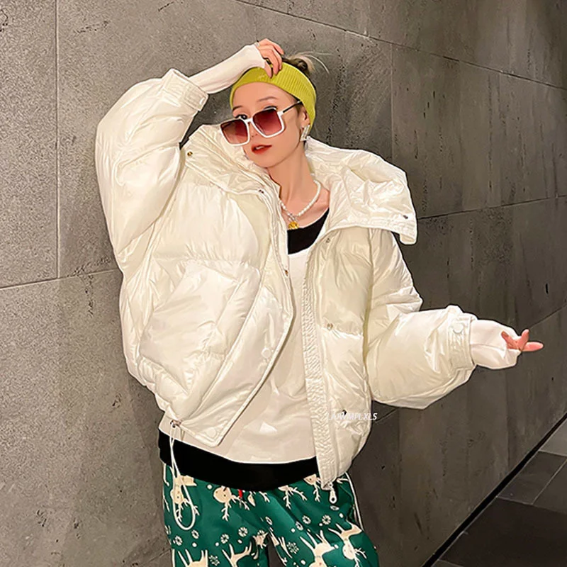 Куртка женская зимняя ярких цветов с капюшоном и несколькими карманами 2021 |