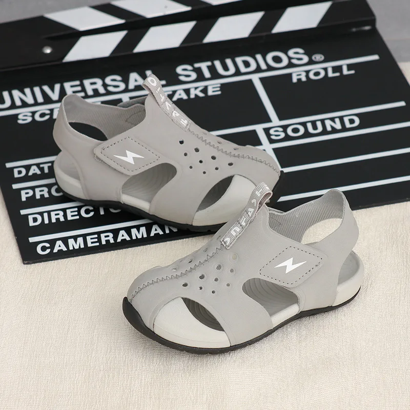 Летние новые пляжные туфли на мягкой подошве для мальчиков и девочек модные