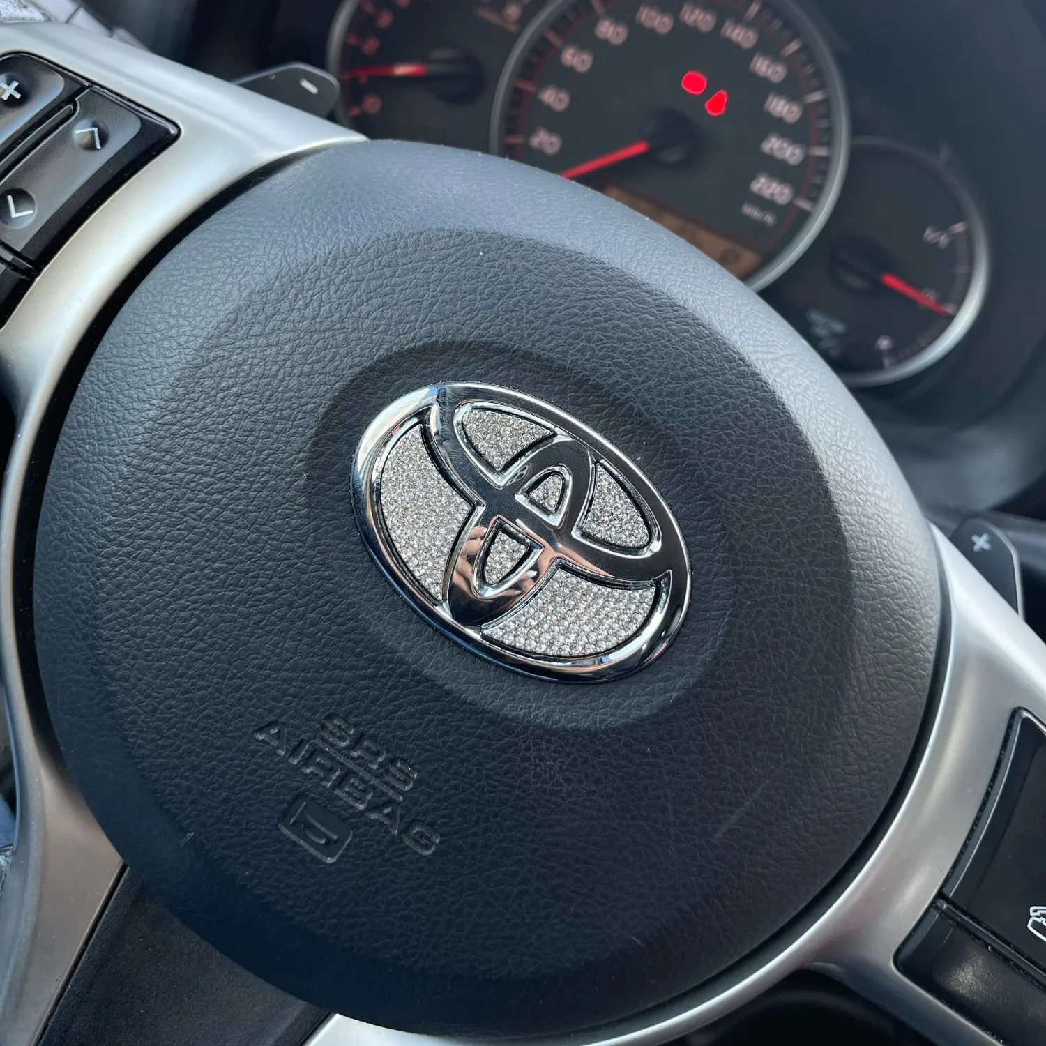 Автомобильная эмблема рулевого колеса Наклейка для Toyota Avensis Prado Corolla CHR Premio Aygo Rav4