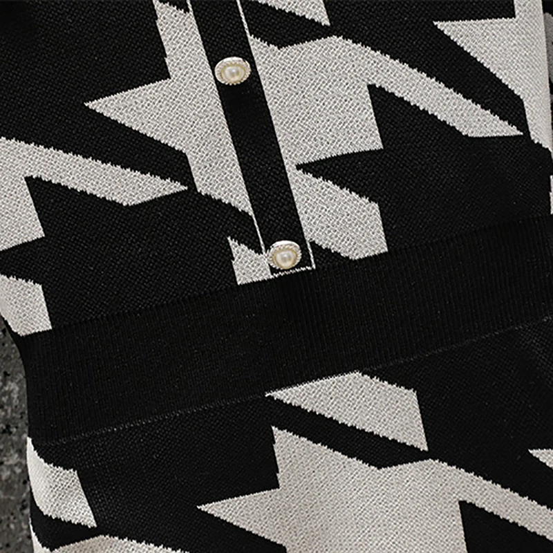 Осенне-зимнее черное трикотажное хлопковое платье средней длины в клетку с