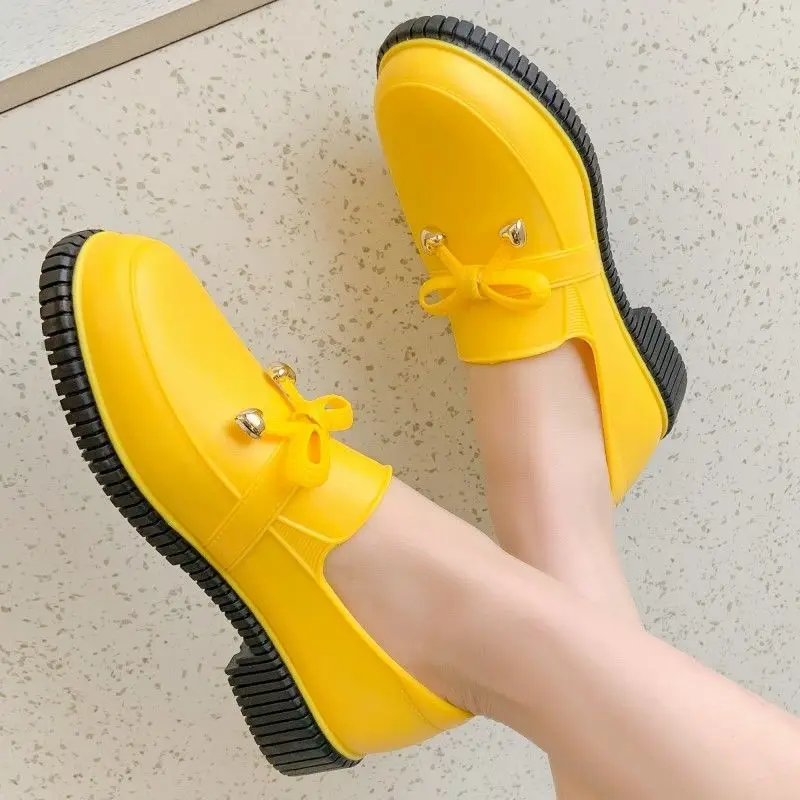 Женские резиновые ботинки без шнурков стильные короткие галоши Нескользящие