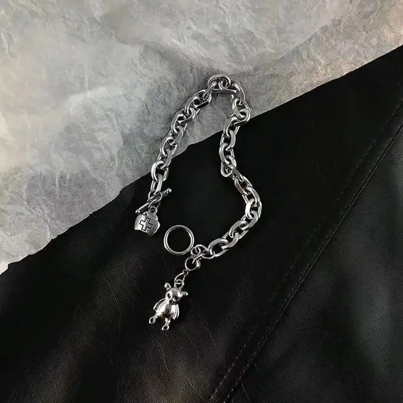 Винтажные браслеты на руке с прелестным медвежьим монетным подвеском для женщин и мужчин.