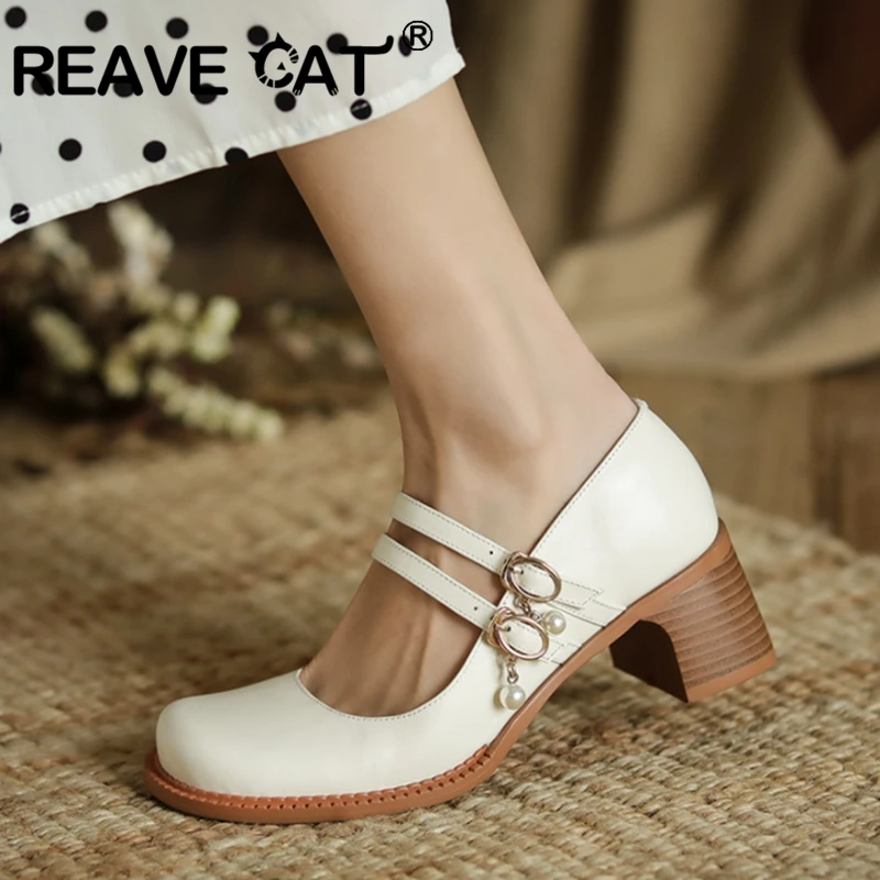

Туфли-лодочки из натуральной кожи REAVE CAT, винтажные удобные туфли в стиле Мэри Джейн на квадратном каблуке 2021 см, с жемчужинами и пряжкой, A3314, ...