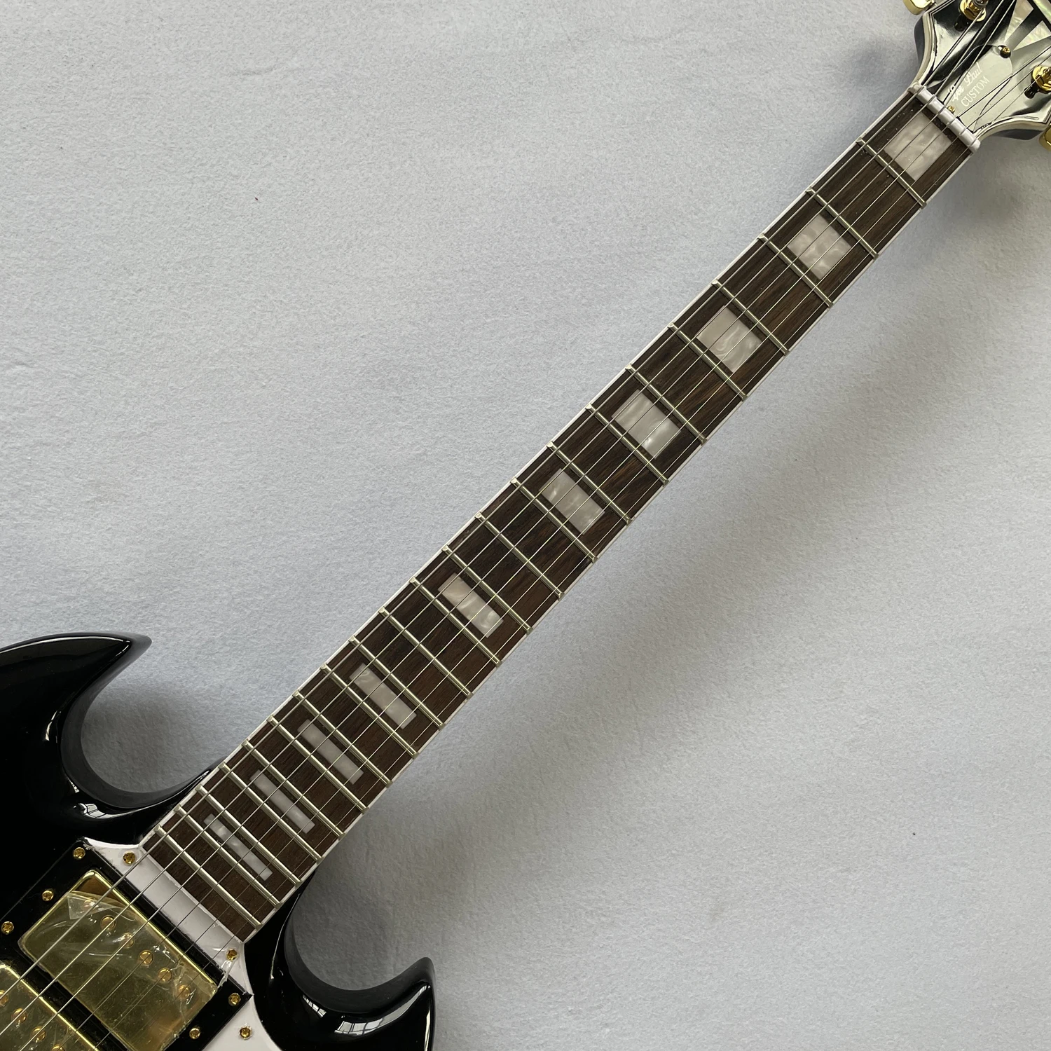 Гитара SG на заказ с ярким черным корпусом фингерборд из палисандра система tremolo