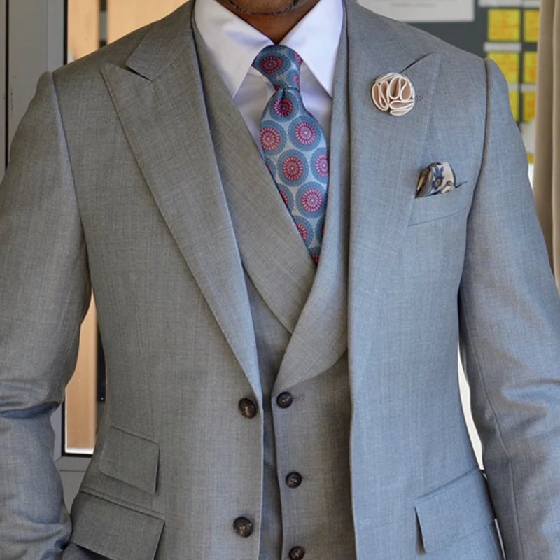 Деловые мужские костюмы серого цвета с заостренным отворотом смокинг для жениха