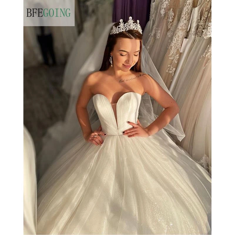 Бальное платье в пол из белой органзы без бретелек рукавов со шлейфом | Свадьбы и