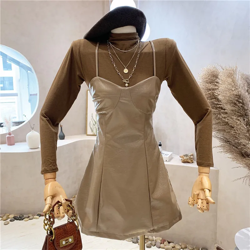 

Новинка, женская одежда, осень 2021, комплект из платья из искусственной кожи, платье на бретелях в стиле ретро + футболка с длинным рукавом, ко...