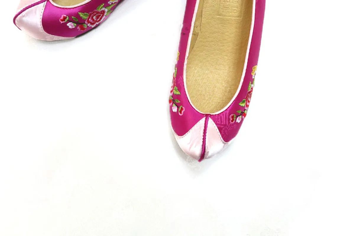 Южнокорейская импортная традиционная обувь на крючках/Розовая с вышивкой |