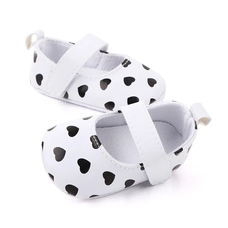 Модная обувь для маленьких девочек с милым сердцем младенцев из ПУ первых шагов