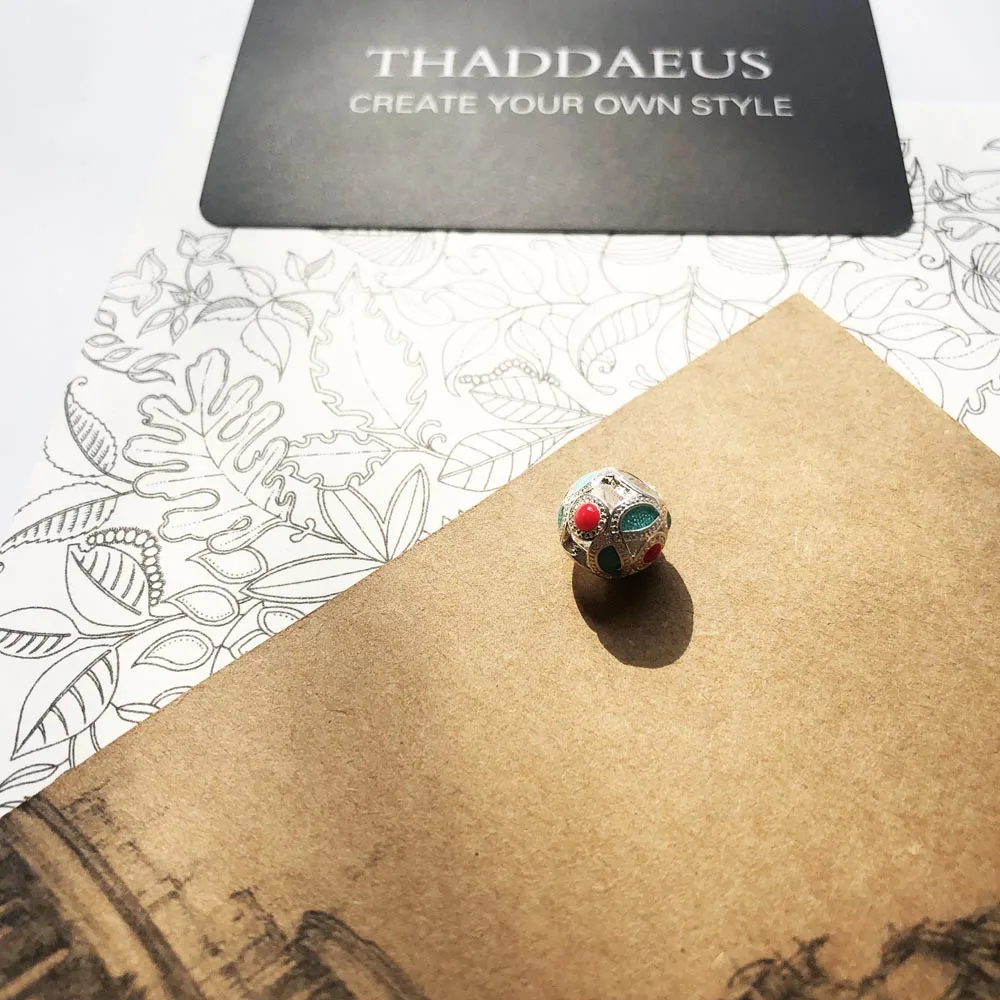 Бусины зеленого и красного цветов для маленьких девочек в этническом стиле