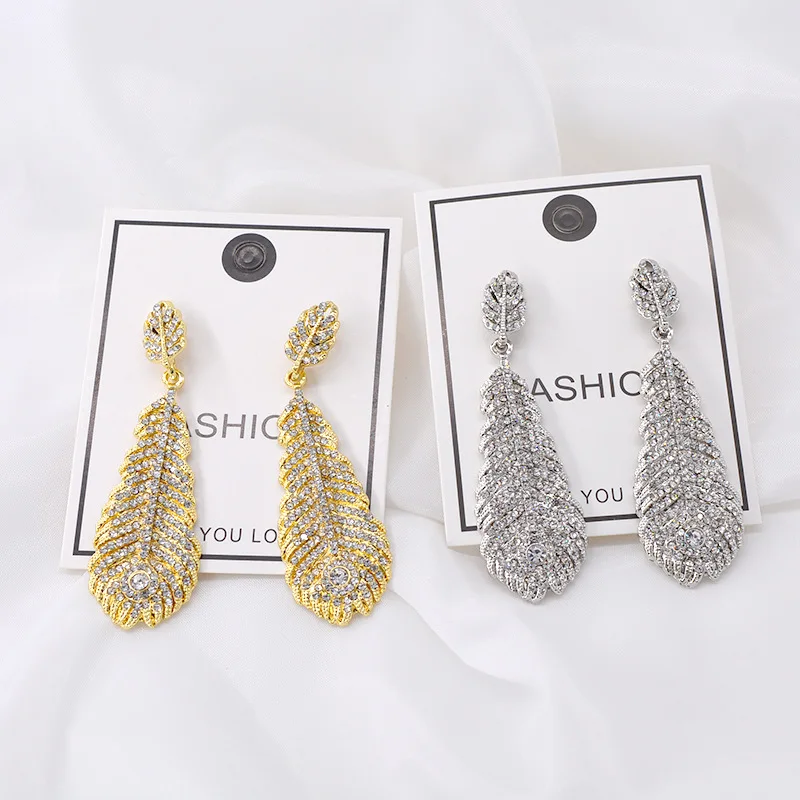 Женские серьги в стиле барокко длинные с перьями и кристаллами