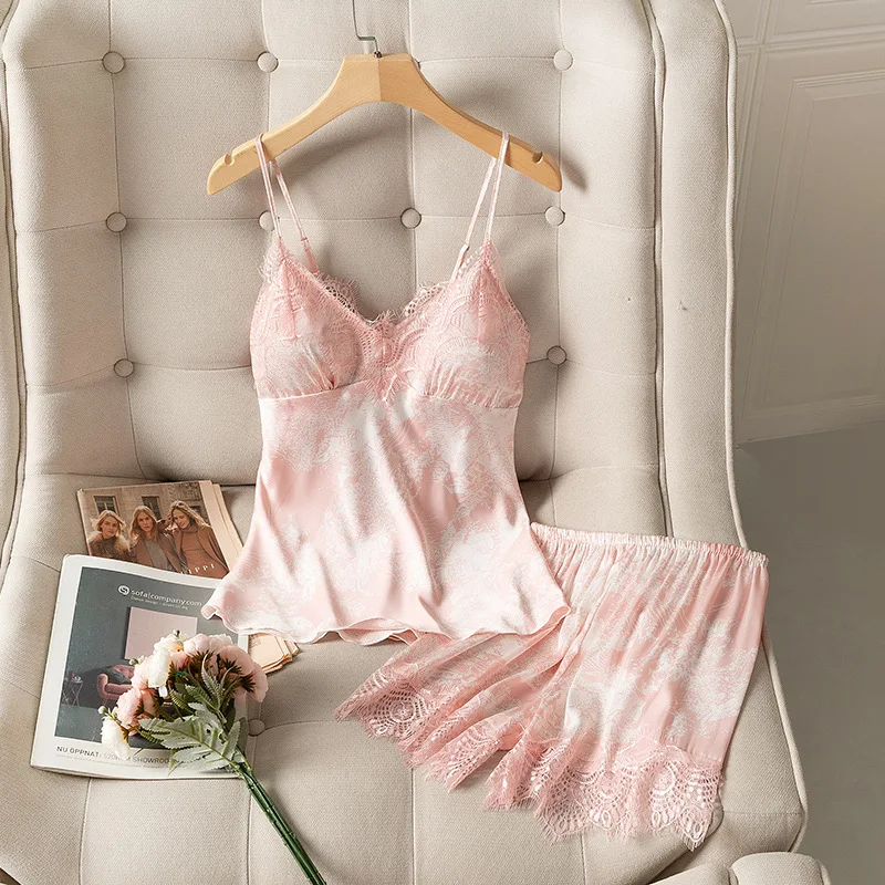 

Женская атласная пижама с кружевной отделкой, розовая пижама с топом на бретельках и шортами, комплект для сна из 2 предметов, домашняя одежд...