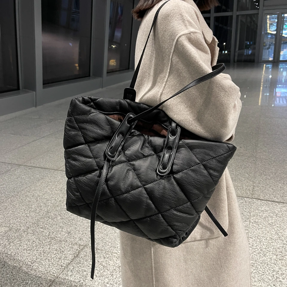 

Большая женская сумка в стиле ретро, новинка 2021, модная вместительная сумка-тоут, осенне-зимняя высококачественная сумка из искусственной к...